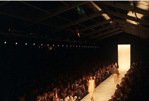 奢侈品Dior上演篷房時(shí)裝秀 篷房無處不在